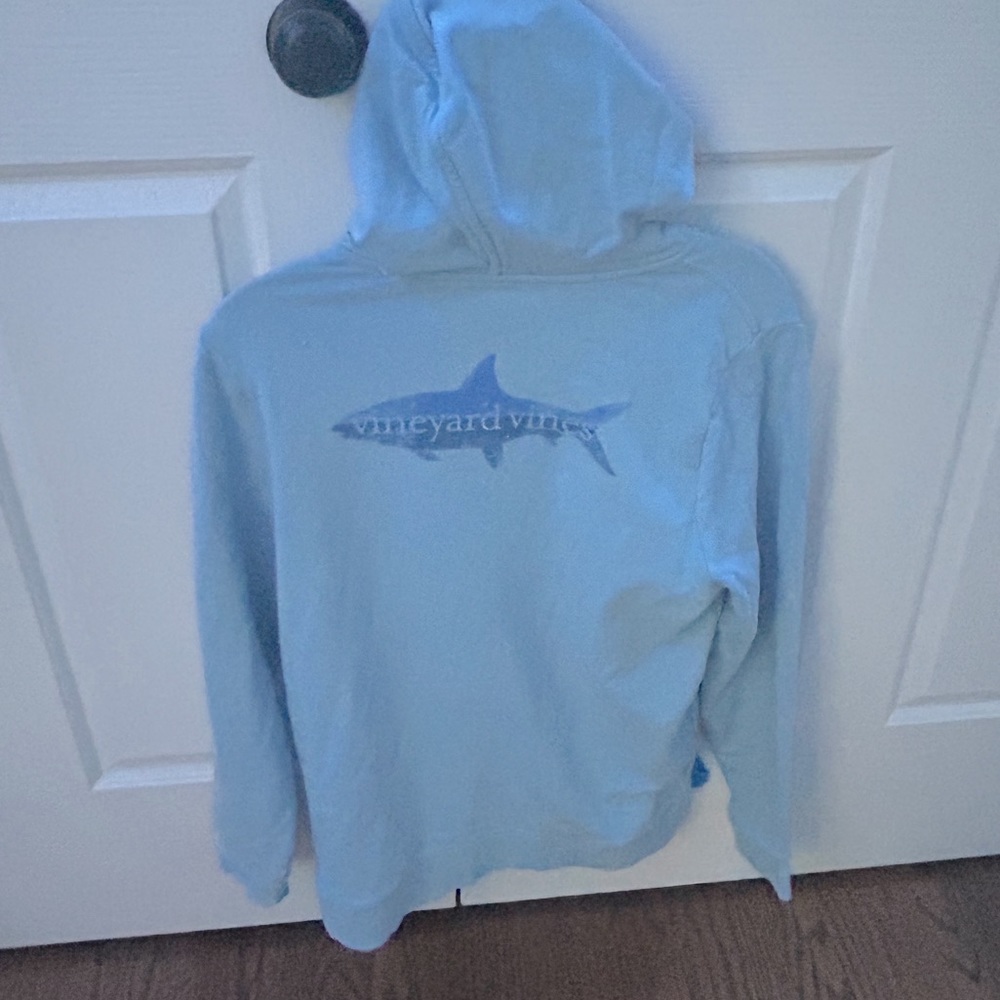 This light-blue vineyard vines sweatshirt would be cute to wear on the beach🦈🥥